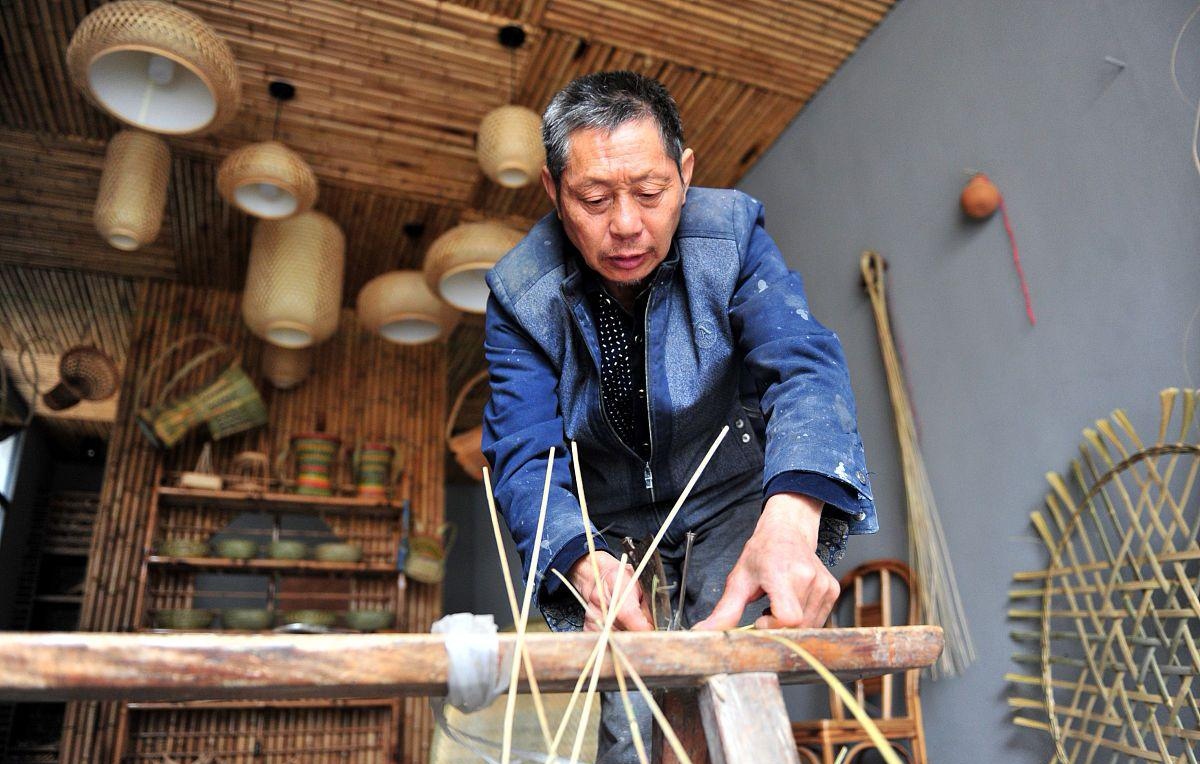 slsl66449083's tweet photo. The wood carver’s work, showcasing inlaid designs with carved inscriptions, conveys profound meaning, making it a highly acclaimed traditional craft. https://t.co/vLLeNjvbI0
