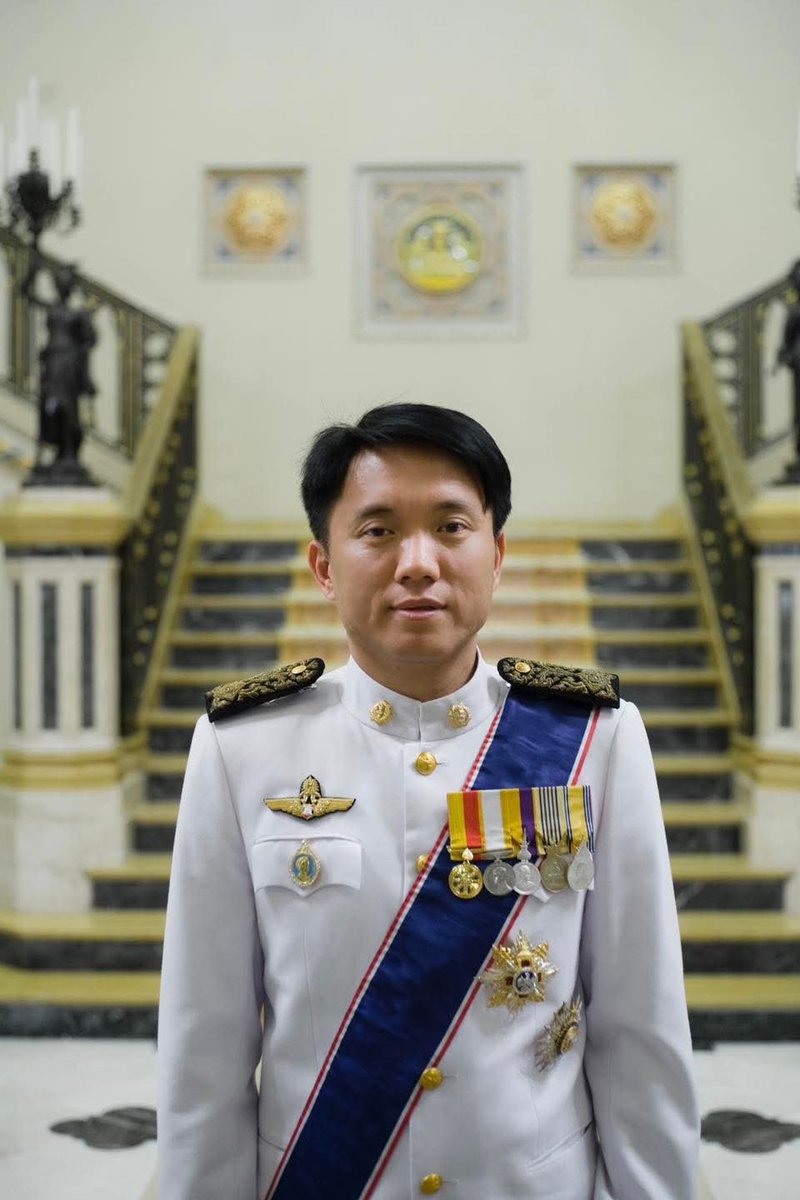 sirotek's tweet photo. อดีต สส. "ศิริโชค โสภา"  พิสูจน์ "สามี สส.ภูมิใจไทย" #สแกมเมอร์ แฉขายบริษัทต่อให้ Alameda Ventures ซึ่งผู้ก่อตั้งถูกศาลสหรัฐฯ พิพากษาจำคุก 25 ปี จากคดีฉ้อโกง , ร่วมก่อตั้งบริษัทที่ผู้บริหารโดนคดีฉ้อโกลในสหรัฐ ติดคุก 7 ปีครึ่ง และ มีเพื่อน Su Zhu ถูกจับที่สนามบินชางฮี คุก 4 เดือน เพราะไม่ปฏิบัติตามคำสั่งศาลในกระบวนการชำระบัญชี 

"ศิริโชค" โพสท์

"ผมลองขุดเรื่อง “สามี ส.ส.สุชาดา” ตามที่คุณรังสิมันต์ โรม พาดพิงในสภาว่าอาจเกี่ยวข้องกับอาชญากรรมข้ามชาติ

ขอบอกก่อนว่า ผมไม่ได้เริ่มจากข้อสรุปว่าเขาเป็น “สแกมเมอร์” ผมเริ่มจากคำถามง่าย ๆ ว่า คุณโรมกำลังพูดถึงอะไร และมีอะไรในประวัติการเงินของสามี ส.ส.คนนี้ที่ควรตรวจสอบจริงหรือไม่?

ยิ่งขุด ยิ่งเจอเรื่องที่น่าสนใจ แต่ในขณะเดียวกันก็ต้องพูดให้แฟร์ว่า จนถึงตอนนี้ผมยังไม่พบคำพิพากษาหรือเอกสารจากหน่วยงานรัฐที่ระบุว่า Taiyang Zhang ถูกตัดสินว่ามีความผิดฐานฉ้อโกง ดังนั้นคำว่า “สแกมเมอร์” ที่กำลังพูดถึงกัน ผมยังถือว่าเป็นข้อกล่าวหาที่ต้องพิสูจน์

แต่สิ่งที่ผมขุดเจอ ทำให้เข้าใจว่าทำไมเรื่องนี้ถึงควรตรวจสอบต่อ

เริ่มจากบัญชีทรัพย์สินที่ภรรยาของเขายื่นต่อ ป.ป.ช. ครอบครัวมีทรัพย์สินรวมเกือบ 1,975 ล้านบาท ในจำนวนนี้เป็นของสามีมากกว่า 1,840 ล้านบาท แต่สิ่งที่ทำให้ผมหยุดดู ไม่ใช่ว่าเขารวย หากเป็นทรัพย์สินก้อนใหญ่ที่สุดของเขาว่าคืออะไร
ไม่ใช่บ้าน ไม่ใช่ที่ดิน ไม่ใช่หุ้น และไม่ใช่เงินสด แต่เป็น “เงินให้กู้ยืม”

ในหน้าสรุปปรากฏตัวเลข 1,440,469,809.26 บาท

ผู้กู้คือ Three Arrows Capital Ltd. หรือ 3AC กองทุนคริปโตชื่อดังที่ภายหลังล้มในปี 2022 และเข้าสู่กระบวนการชำระบัญชี เงินกู้ลงวันที่ 4 มีนาคม 2564

แต่พอเปิดไปดูรายละเอียด กลับปรากฏยอดคงเหลือ 1,343,127,369.60 บาท

สองตัวเลขนี้ต่างกัน

97,342,439.66 บาท

เกือบ 100 ล้านบาท

ตรงนี้ผมยังไม่เรียกว่า “ผิดปกติ” เพราะมันอาจมีคำอธิบายธรรมดามาก เงินต้นอาจถูกชำระคืนบางส่วน อาจเป็นคนละวันอ้างอิง หรือเป็นการลงตัวเลขคนละฐาน

แต่ในงานตรวจสอบ เราไม่ควรเดา

คำถามที่ควรถามคือ 1,440,469,809.26 บาทเป็นยอดอะไร และ 1,343,127,369.60 บาทเป็นยอดอะไร? ส่วนต่าง 97,342,439.66 บาทเกิดจากอะไร?

และถ้าเป็นการชำระคืน เงินเกือบ 100 ล้านบาทนั้นชำระเมื่อไร ชำระด้วยอะไร และเข้าที่ไหน?

นี่จึงทำให้ เอกสารประกอบรายการเงินให้กู้ยืมที่ระบุอยู่ในสารบัญบัญชีทรัพย์สิน น่าสนใจขึ้นมาอีกมาก เพราะเอกสารนั้นน่าจะตอบเรื่องนี้ได้โดยไม่ต้องคาดเดา

พูดง่าย ๆ คือ ทรัพย์สินส่วนใหญ่มหาศาลของสามี ส.ส.คนนี้ผูกอยู่กับสิทธิเรียกร้องต่อบริษัทคริปโตที่ภายหลังล้ม และเงินกู้เดิม 1,440 ล้านบาทในเวลานั้นคิดคร่าว ๆ ก็ประมาณ 47 ล้านดอลลาร์สหรัฐ

ตรงนี้ผมเริ่มสงสัยจริง ๆ ว่า ชายอายุประมาณ 24–25 ปี เอาเงินประมาณ 47 ล้านดอลลาร์มาจากไหนเพื่อปล่อยกู้ให้ 3AC?

ผมจึงไล่ย้อนประวัติของ Taiyang Zhang และพบว่าเขาไม่ใช่โนเนมในโลกคริปโต เขาเป็นผู้ร่วมก่อตั้ง Republic Protocol ซึ่งต่อมากลายเป็น Ren Protocol และมีประวัติเชื่อมโยงกับธุรกิจคริปโตอีกหลายแห่ง

แล้วผมก็ไปเจอเอกสารในคดีล้มละลาย FTX ซึ่งทำให้เรื่องน่าสนใจขึ้นมาอีกระดับ เพราะเอกสารระบุว่า บริษัทที่อยู่เบื้องหลัง Ren สามแห่ง ได้แก่ Dappbase Pty Ltd, MPC Technologies Pte Ltd และ Dappbase Ventures Ltd ถูก Maclaurin Investments ซึ่งเดิมคือ Alameda Ventures เข้าซื้อในเดือนมกราคม 2021

ลองดูช่วงเวลาให้ดีครับ

มกราคม 2021 — Alameda ซื้อบริษัท Ren

4 มีนาคม 2021 — Zhang ให้ 3AC กู้ประมาณ 47 ล้านดอลลาร์

ห่างกันประมาณเดือนกว่า ๆ

ผมจึงพยายามไล่ต่อว่า Alameda ซื้อ Ren เท่าไร และ Zhang ได้รับเงินจากดีลนี้เท่าไร? เพราะถ้าได้ตัวเลขนี้ หลายอย่างอาจต่อกันได้ทันที

แต่ตรงนี้ต้องแฟร์กับ Zhang ผมยังไม่มีหลักฐานว่าเงินที่ให้ 3AC กู้มาจากการขาย Ren ให้ Alameda เงินสองก้อนอาจเกี่ยวกัน หรืออาจไม่เกี่ยวกันเลยก็ได้ แต่ช่วงเวลาที่ใกล้กันมาก ทำให้ สัญญาซื้อกิจการฉบับจริง กลายเป็นเอกสารสำคัญที่ควรตามต่อ

แล้วผมกลับไปอ่านบัญชี ป.ป.ช. อีกรอบ และคราวนี้เจอชื่อคนอีกคนหนึ่ง

“Wilson Pao”

ชื่อเขาปรากฏอยู่ตรงรายการเงินกู้ 1,440 ล้านบาทของ Three Arrows Capital

คำถามคือ Wilson Pao คือใคร?

ค้นชื่อธรรมดาแทบไม่เจออะไร แต่พอไล่เข้าไปในเอกสารคดี 3AC ที่สหรัฐฯ กลับพบชื่อ Cheuk Yao Pau ซึ่งถูกผู้ชำระบัญชีของ 3AC ระบุเป็นหนึ่งใน Discovery Targets ที่ต้องการข้อมูลเกี่ยวกับกิจการของ 3AC และในฐานข้อมูลคดีต่างประเทศยังปรากฏชื่อเต็มว่า Wilson Cheuk Yao Pau

ที่น่าสนใจยิ่งกว่านั้น มีรายงานร่วมสมัยเกี่ยวกับคดีระบุ Cheuk Yao Pau ว่าเป็น director ของ 3AC

#ไอเดียร์ #ตาสว่างกว่า #ศิโรตม์ทอล์ก #สแกมเมอร์