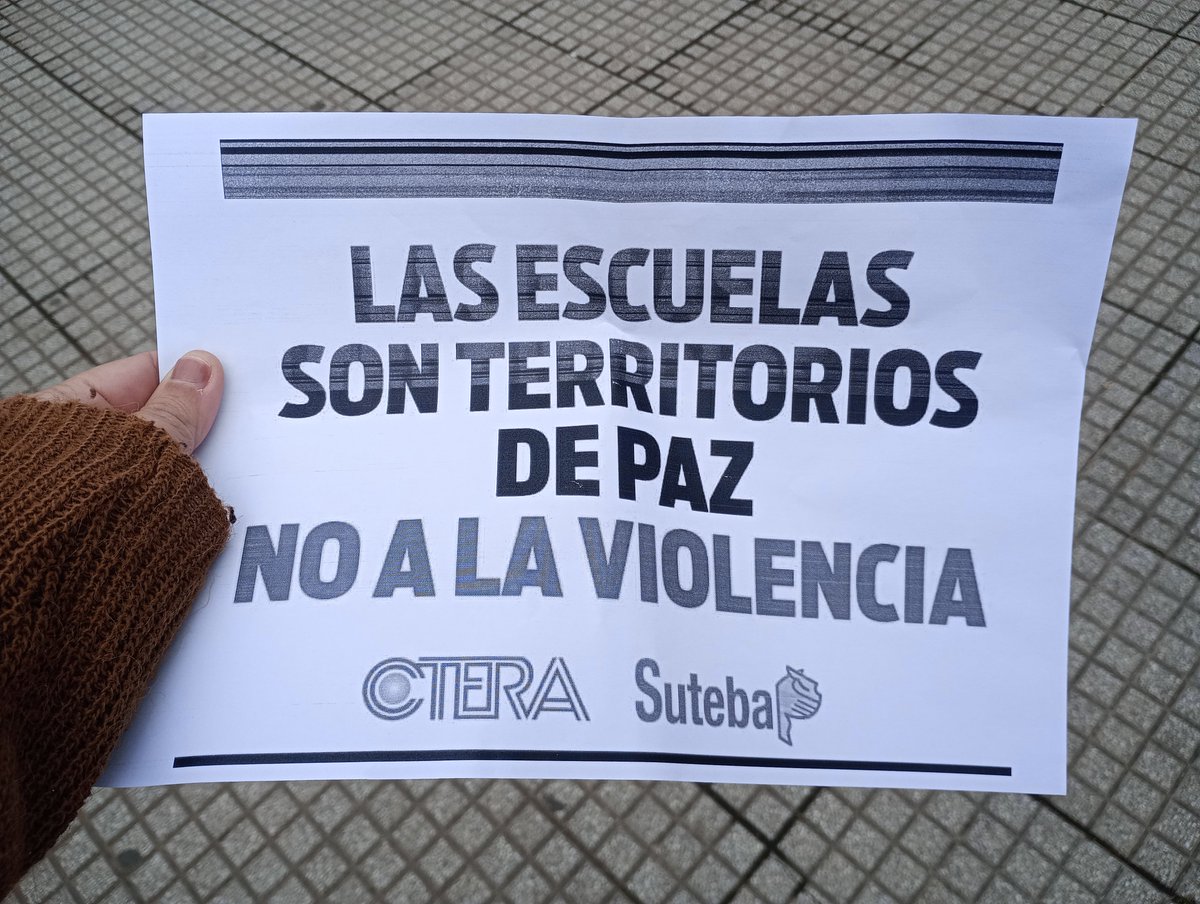 sofigarello's tweet photo. Hoy el Paro Docente fue para visibilizar las constantes situaciones de Violencia que vivimos en las Escuelas. 
Queremos trabajar en un contexto seguro,dónde no existan las amenazas, ni la agresiones a docentes. 
#ParoDocente  
#CuidemosAquienesEnseñan https://t.co/fSesNDwl3M