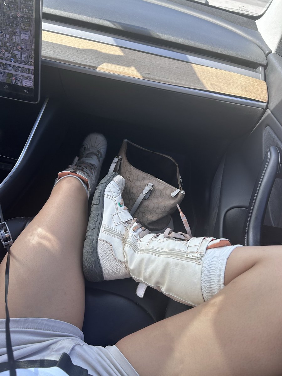 ilov3slxts's tweet photo. Do we like my shoes https://t.co/2Ka9AOYs8R
