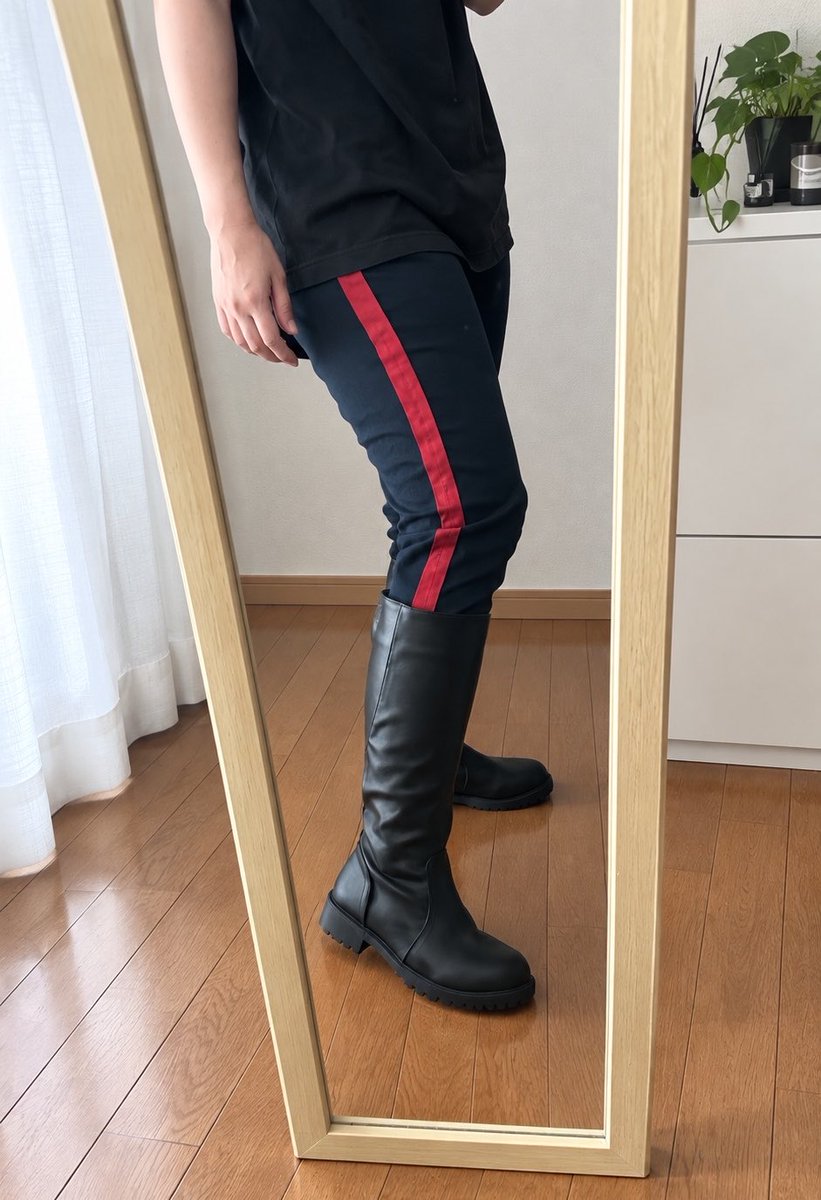Gotanda_lee's tweet photo. パンツにライン入れた！
裾もせり上って来ないようにちょっとゴム仕込んでみた😗
金塊探すぞーー！！
 #ミトのCouture

部屋が散らかりすぎてAIに背景綺麗にしてもらったら知らない家になった。 https://t.co/tw9MyyfVxX