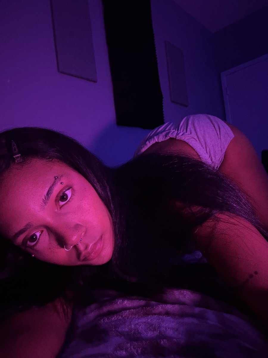 myraluvx's tweet photo. eye contact 😓 https://t.co/5d2QAHnXDE