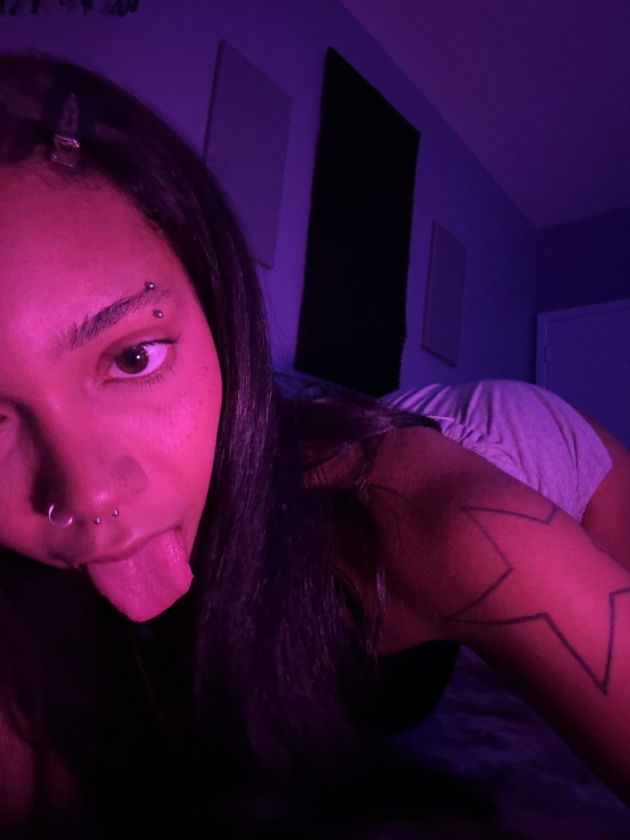 myraluvx's tweet photo. eye contact 😓 https://t.co/5d2QAHnXDE