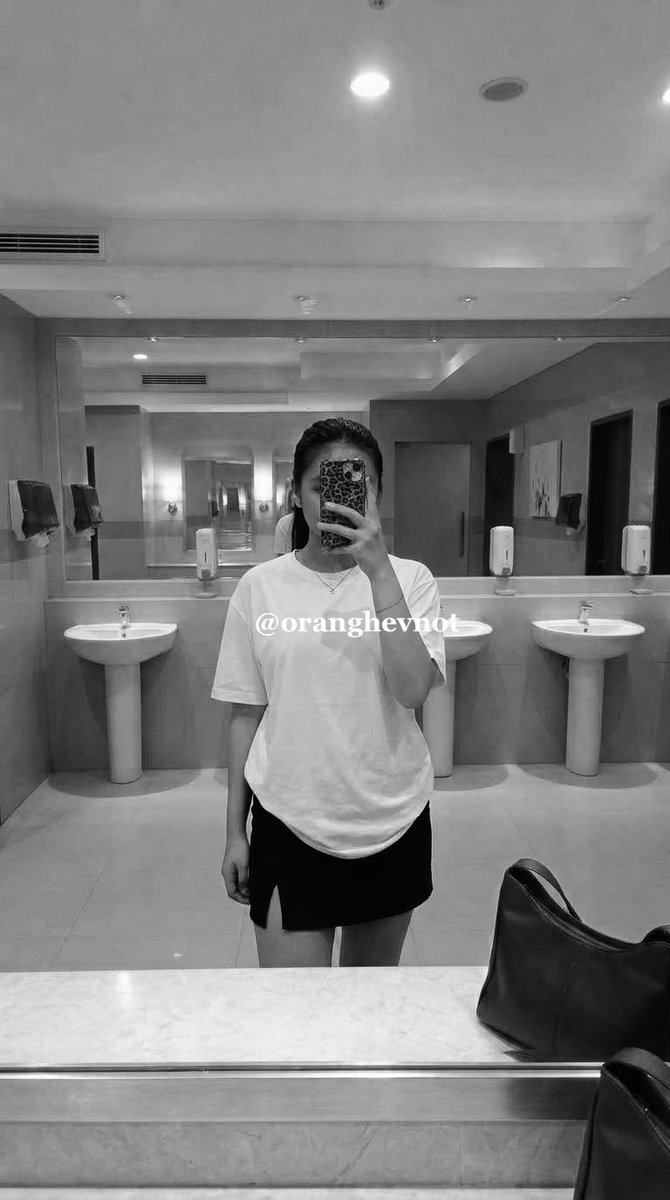 Oranghevnot's tweet photo. Tebak warna tas aku!! Yang bner dpt kiss 😘🫠🤭 https://t.co/WnDBK4evRB