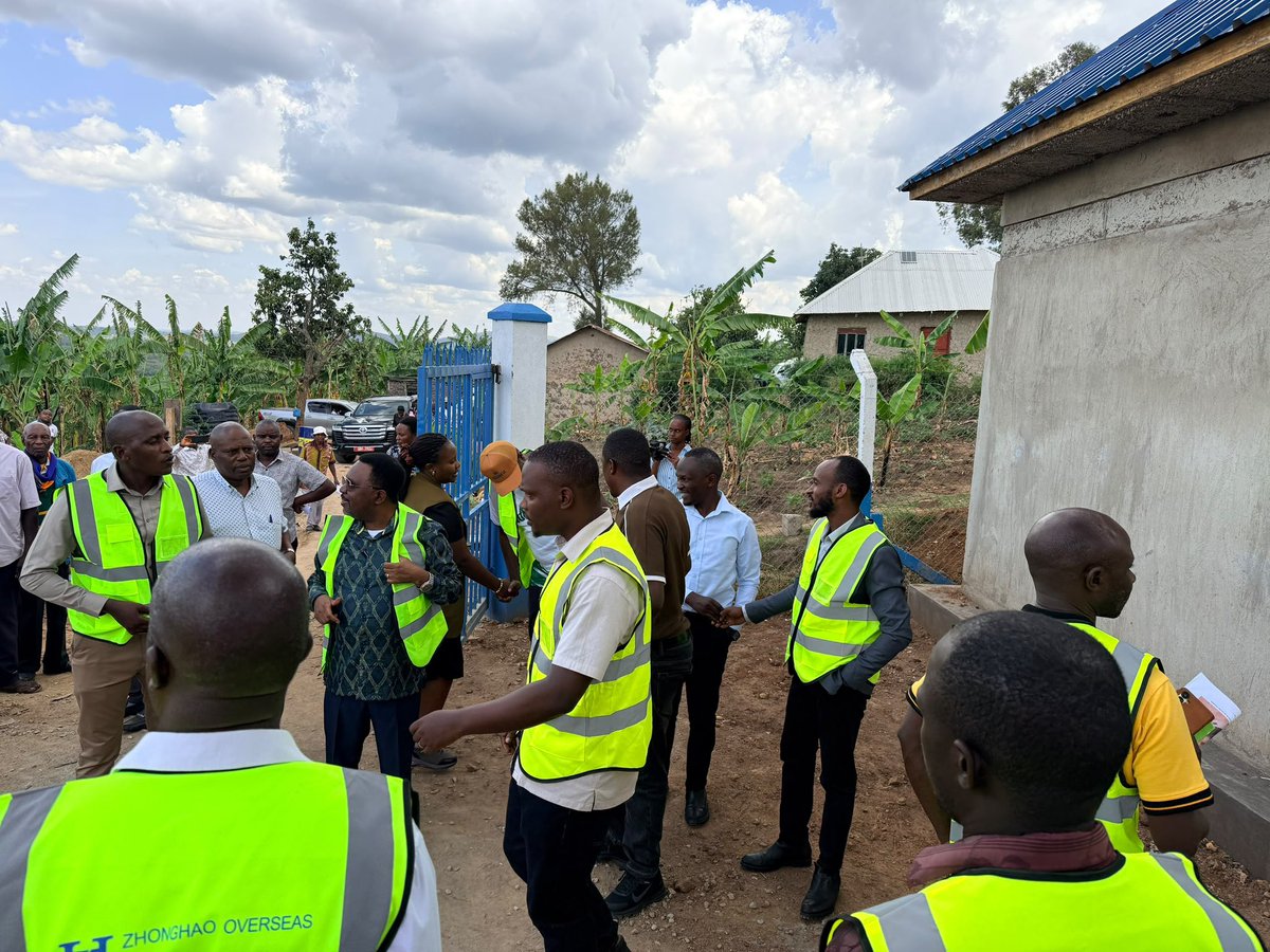 min_waterUg's tweet photo. #MWEworks: @min_waterUg through the Water and Sanitation Development Facility–South West held a site meeting to review progress of construction works for Rubaya Piped Water Supply and Sanitation System in Mbarara District. https://t.co/l2jdO1hgHb