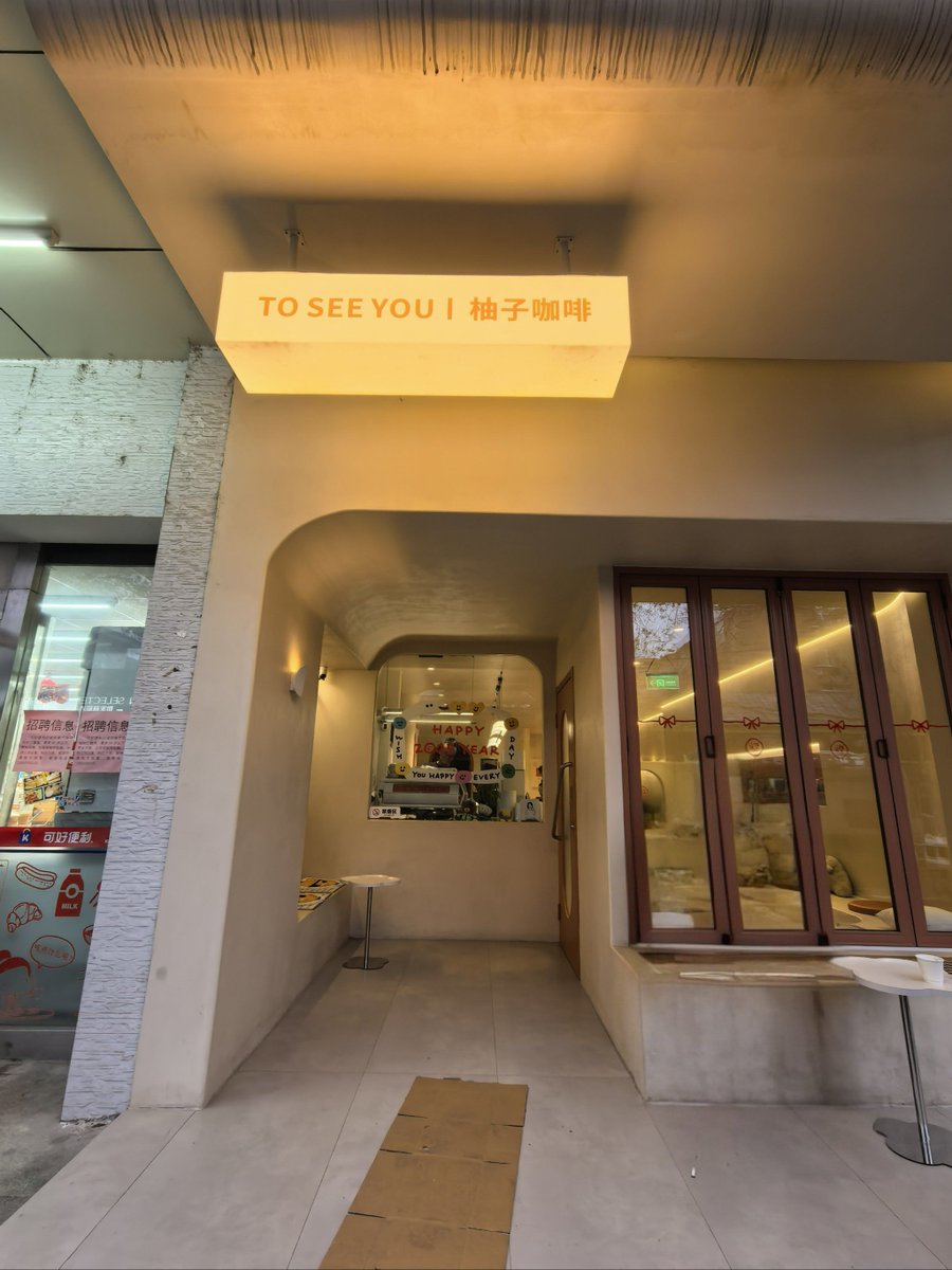 JIYOUNPARK5's tweet photo. [I straight came here to take a look, this little café’s vibe is totally worth it!]， https://t.co/UkhgnsxEf3