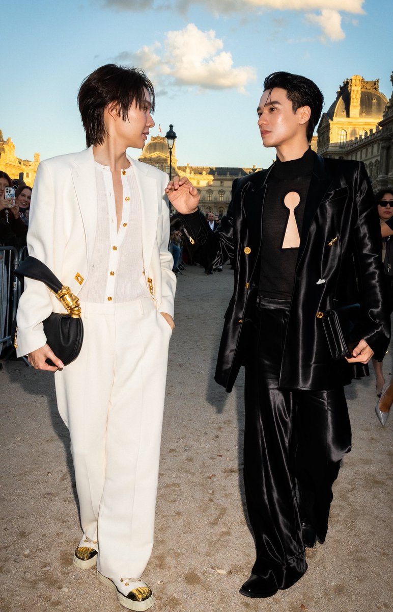 knp004's tweet photo. KengNamping really shined at the Schiaparelli event, showing such confidence and style. Proud to see this collaboration!

KENG NAMPING IN PARIS FW27

#SchiaparellixKENGNAMPING
#KengNamping 
#KengHarit #nampingster
#Schiaparelli https://t.co/AaFpN3IBbW
