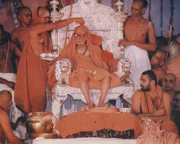 anbezhil12's tweet photo. #MahaPeriyava 
An interesting incident was narrated to me by a PhD student. The candidate had gone for darshan of Maha Periyava. 

His Holiness: “What are you doing at present”?

Candidate: “I am writing a PhD thesis on Bharata Shastra”.

His Holiness: Have you completed it?

Candidate: “I have finished more than half, but the work could not proceed further due to some problems”.

His Holiness: “What is the problem?’’

Candidate: I am trying to trace the origin and development of various aspects of Bharata Natya with evidence from literature, music, sculptures and the Shastras. I am not to get the evidence required for about three centuries in the beginning of the millennium, although I have collected the evidence for the earlier and later period. So the work is unfinished.

The candidate told me that Maha Periyava hardly appeared to be listening as He was giving prasadam and talking to visitors in between the conversation. A few minutes later, He turned to the candidate again.

His Holiness: Have you been to Chidambaram?

Candidate: Yes, many times.

His Holiness: Have you visited the Nataraja temple?

Candidate: Yes, almost every time I visit the town, I go to the temple also.

His Holiness: “Do you go to Ambal’s sannidhi every time?”

Candidate: (Shame facedly) No, not always. Often I am in a hurry and have darshan of Lord Nataraja and return without having a darshan of Goddess Sivakami.

Maha Periyava did not reply and went on giving darshan to visitors. The candidate took leave and returned home.

A few months later during a visit to Chidambaram, the candidate visited the temple. Suddenly the memory of what Maha Periyava said, that Ambal’s sannidhi should also be visited came as a flash.

The candidate then told me. “As I entered the prakaram of Sivakami Amman I suddenly realised that all the sculptures in the four prakarams were the missing link for the evidence of three centuries for my PhD thesis. What I could not find out for several years, Maha Periyava divined in a few seconds and gave me the lead. It took me several months to even understand that hint!!!”

The thesis was quickly completed and submitted to the University and the candidate was awarded the PhD degree, thereafter.

Author: Prof S.Kalyanaraman, Neurosurgeon, Chennai 
Compiled by Jagadguru Sri Maha Periyava - Kanchi Paramacharya/Fb

Sarvam Sri Krishnarpanam🙏