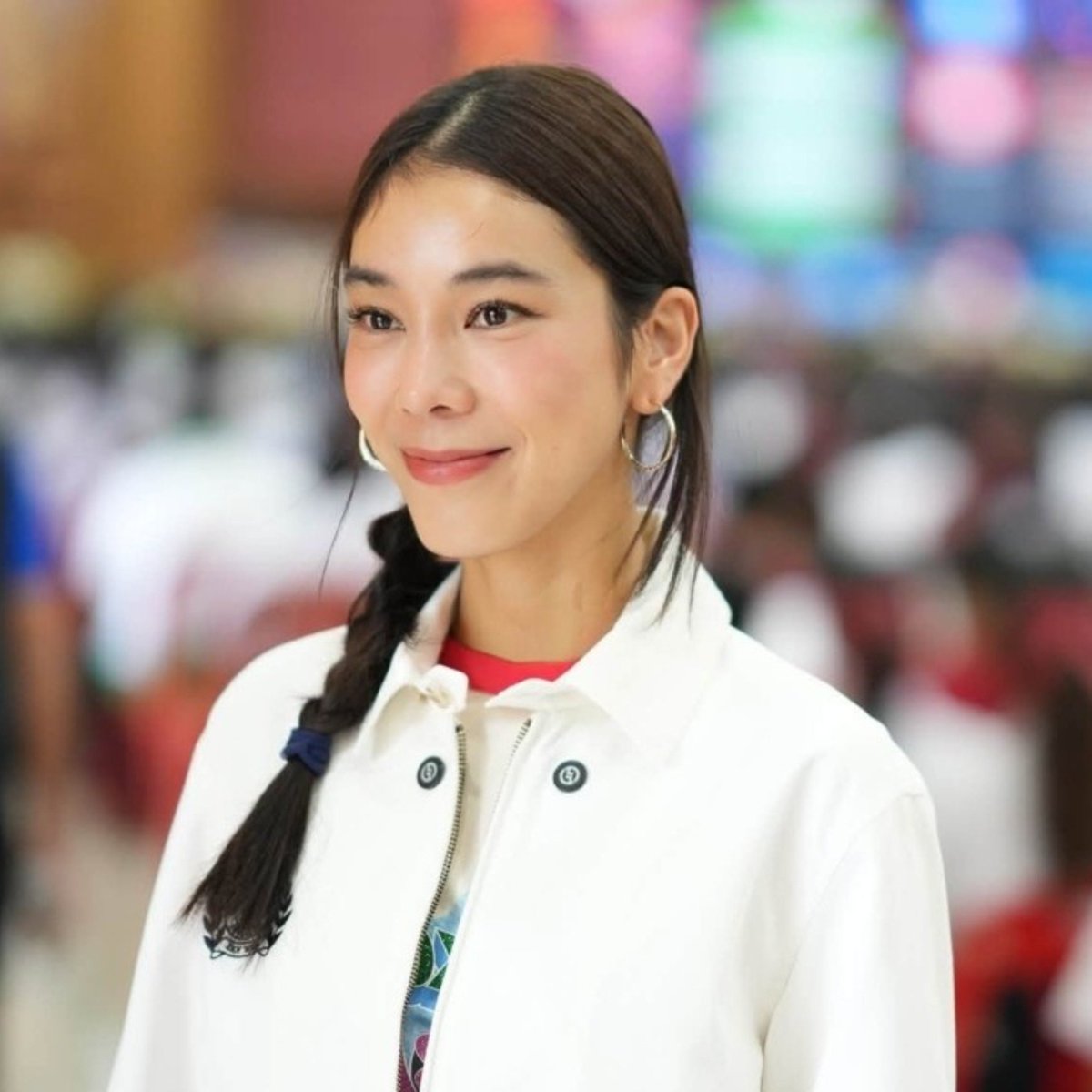 sirotek's tweet photo. มือแฉ "เบน สมิธ" เผย สส.ภูมิใจไทย "ไอเดียร์ สุชาดา" สามีปล่อยกู้ 1,400 ล้านให้บริษัทคริปโตที่ล้มละลายตั้งแต่ปี 2022 สงสัยเอาเงินจากไหนไปปล่อยกู้ เพราะแจ้ง ปปช. รายได้คู่สมรสเท่ากับศูนย์ งงทำไมลูกหนี้ล้มละลาย แต่สามี "ไอเดียร์" ยังไม่ตัดเป็นหนี้ศูนย์

"สฤนี อาชวานันทกุล" โพสท์

"เพิ่งได้อ่านข่าวเรื่อง คู่สมรสชาวจีนของ สส. ชัยภูมิ พรรคภูมิใจไทย ไปอ่านแบบแสดงทรัพย์สินและหนี้สินที่ สส. ไอซ์ เอามาเปิด ทำให้เห็นข้อมูลน่าสนใจว่า “ทรัพย์สิน” ก้อนใหญ่ที่สุดที่ สส. รายนี้แจ้ง ปปช. คือ เงินกู้ราว 1,400 ล้านบาท ปล่อยกู้ในปี 2021 ให้กับเฮดจ์ฟันด์คริปโตชื่อ Three Arrows Capital ซึ่งล้มละลายตั้งแต่ปีถัดมาคือ 2022 ผู้ก่อตั้งยังถูกตามหาตัวโดยเจ้าพนักงานพิทักษ์ทรัพย์อยู่เลย 

(เงินกู้นี้ก้อนเดียวคิดเป็น 73.6% หรือเกือบสามในสี่ของมูลค่าทรัพย์สินทั้งหมดราว 1,900 ล้าน ที่ สส. ยื่นต่อ ปปช.) 

ดังนั้น ก็น่าสนใจนะคะว่าคู่สมรส สส. เอาเงินจากธุรกิจไหนมาปล่อยกู้เป็นพันล้าน ในเมื่อทั้งคู่แจ้ง ปปช. ว่ามีเงินสดบวกเงินลงทุนหลักร้อยล้าน รายได้คู่สมรสเท่ากับศูนย์ แล้วลูกหนี้ตัวเองล้มละลายตั้งแต่ปี 2022 แล้ว ทำไมยังไม่ตัดหนี้สูญอีก ทำไมยังเชื่อว่าลูกหนี้จะหาเงินมาคืนได้ 🙂 

(ประวัติของ Three Arrows Capital และผู้ก่อตั้งสองคนของบริษัทนี้สนุกดี ชวนอ่านเรื่องย่อในวิกิพีเดีย)

#ตาสว่างกว่า #ศิโรตม์ทอล์ก