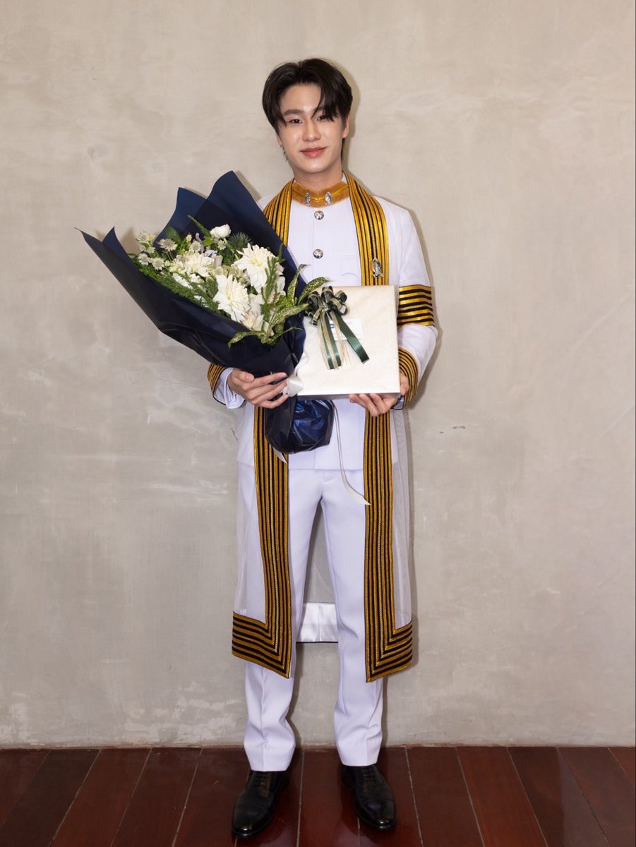 Lukeso_Official's tweet photo. ขอแสดงความยินดีกับ “ลูค ภีมสรรค์” ในโอกาสสำเร็จการศึกษาระดับปริญญาตรีจากจุฬาลงกรณ์มหาวิทยาลัย สาขานวัตกรรมบูรณาการ (หลักสูตรนานาชาติ) 🎓✨

ยินดีกับความสำเร็จครั้งนี้มาก ๆ เลยนะคะ ขอให้ทุกก้าวต่อจากนี้เต็มไปด้วยโอกาสดี ๆ ค่ะ 🦊💐

LUKE GRADUATION DAY

#CongratulationsLuke
#lukeso_ @lukepeemsan