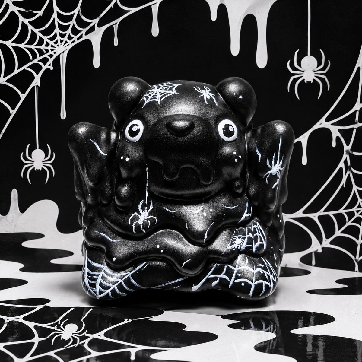 mikoto_sofubi's tweet photo. うるうるお目々の
「スパイダー・ラニー」
クモとお友達のラニー・ベア🕷️
クモの巣であなたのハートもキャッチ？

#カリフェス2026 #KF2026 #クマくじBOX #ラニー・ベア https://t.co/IuRxpkdD9u