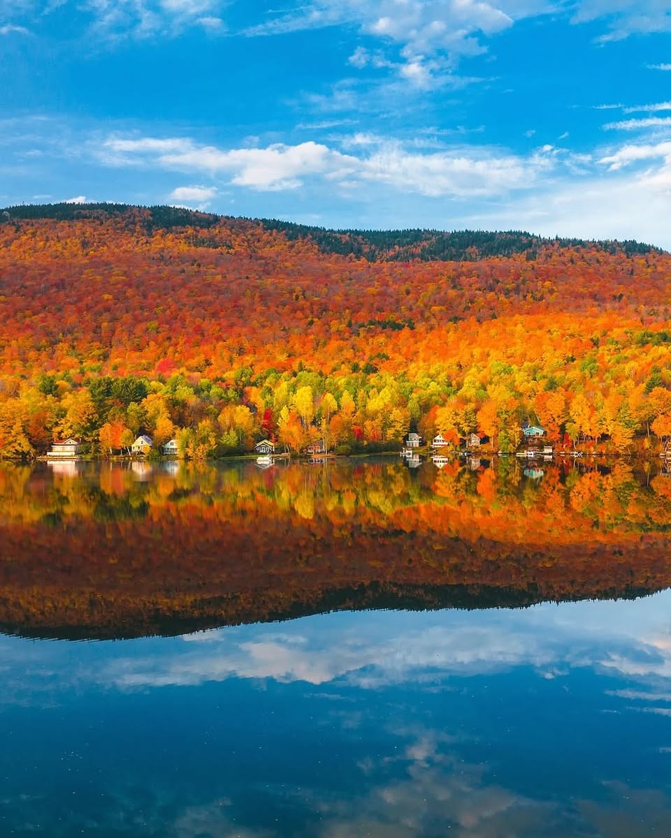 Complex's tweet photo. Photographer takes breathtaking photos of Vermont in fall 📷

[📷: via/ @ericrubens ] https://t.co/4ZuLdUkCi6