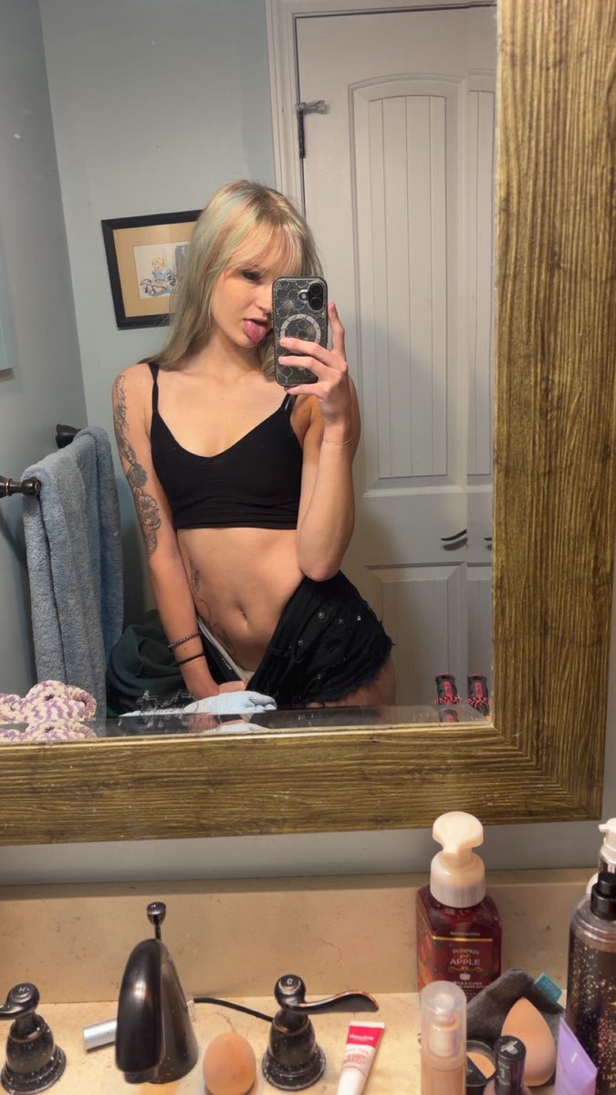 zarelenestar's tweet photo. black makes me hot. Isn't? https://t.co/1V3Y0B1G3x