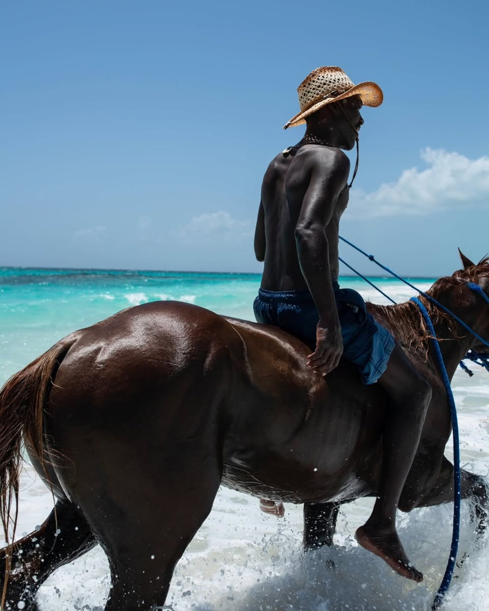 Complex's tweet photo. Through her lens, this photographer captures the heart of the Bahamas 🇧🇸

📷:melalcena https://t.co/n8yp3UoJ6K