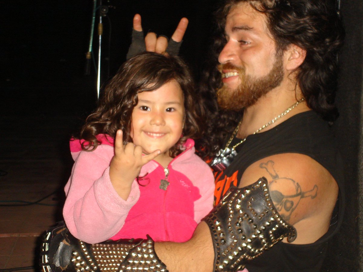 irielainara's tweet photo. como odio cuando un PELOTUDO me quiere venir a dar cátedra de heavy metal A MÍ cuando esta era yo de chiquita gracias a mi vieja https://t.co/geBvabeZQs