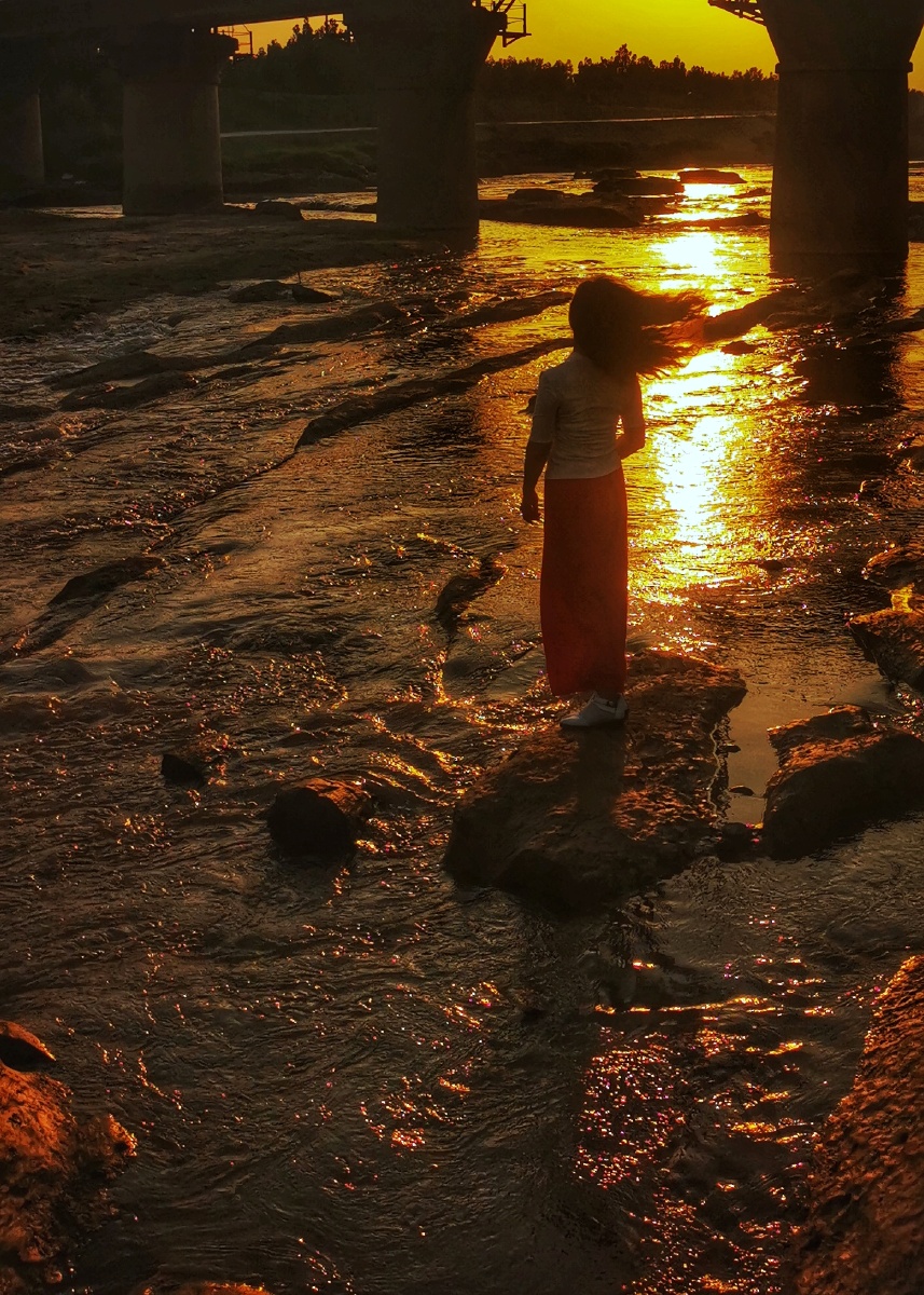 jiyeon8145's tweet photo. [A little aunt’s rare zinc jar stands still, with a lone colt nearby under the soft sunset glow.]， https://t.co/CuFBIJW7iN