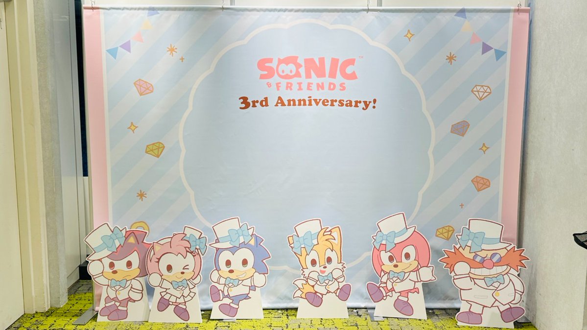 COLLECTION_SEGA's tweet photo. 『SONIC & FRIENDS』3周年記念✨
POP UP STOREにてソニフレグッズ販売中🔵💨

📅2026年10月2日（金）～10月12日（月・祝）
🎪渋谷モディ 2F イベントスペース（東京都渋谷区神南1-21-3）
会場では、3周年記念イラストを使用した商品などを販売いたします！

▼グッズ一覧
・ぷっくりラベルチャーム
価格：各880円（税込）
・スライダーポーチ
価格：1,760円（税込）
ラメ柄缶バッジコレクション
価格：各880円（税込）
アンブレラチャームコレクション
価格：各770円（税込）
クリアファイル
価格：770円（税込）
アクリルスライドミラー
価格：1,650円（税込）
ステッカー
価格：825円（税込）
 
▼詳細はこちら
 https://t.co/Uc5eABCuRY