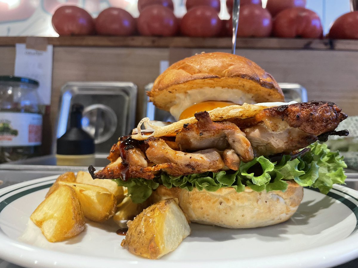 CHILLAXBURGER's tweet photo. 今日も元気にオープンしました😆

食べ応えあるバーガーはいかがですか？🍔

ランチ 11:00〜15:00(LO14:30)  
ディナー 17:00〜21:00(LO20:30)
※パティが切れ次第閉店する場合がございます。  

#バーガー #ハンバ��ガー #池袋ランチ #池袋 #サンシャイン池袋 #池袋アニメイト https://t.co/6SsuE95ZZw