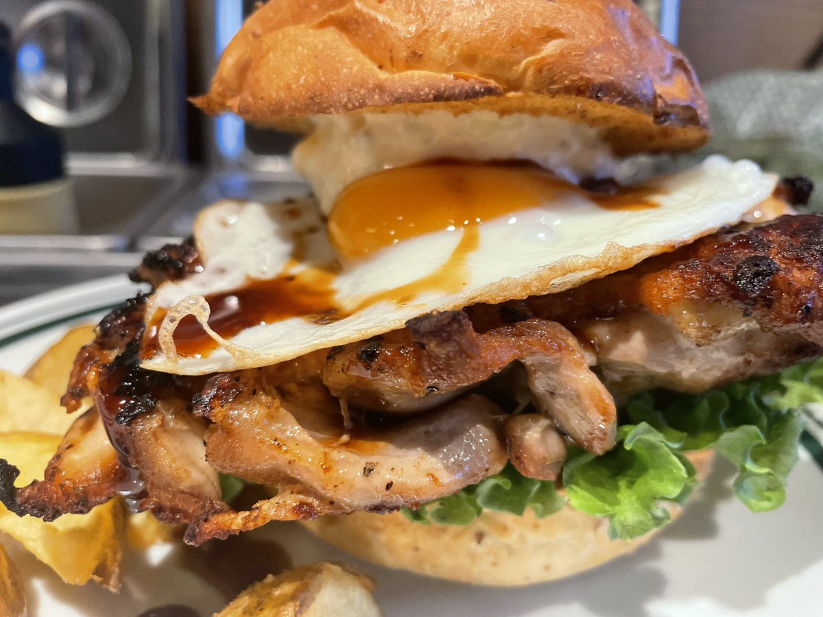 CHILLAXBURGER's tweet photo. 今日も元気にオープンしました😆

食べ応えあるバーガーはいかがですか？🍔

ランチ 11:00〜15:00(LO14:30)  
ディナー 17:00〜21:00(LO20:30)
※パティが切れ次第閉店する場合がございます。  

#バーガー #ハンバ��ガー #池袋ランチ #池袋 #サンシャイン池袋 #池袋アニメイト https://t.co/6SsuE95ZZw