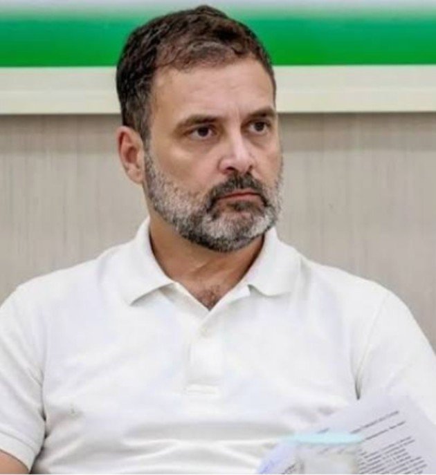 Sheetal2242's tweet photo. राहुल गांधी प्रधानमंत्री की कुर्सी से 16 करोड़ किलोमीटर दूर खड़े है उनका PM की कुर्सी तक पहुंचा संभव नहीं है।

~ मनोज मुंतशिर, लेखक 

मनोज जी आप चाटुकार हैं— आपकी जीभ PM के जूते के तलवे से मात्र 0 किलोमीटर दूर होती है फिर PM चाहे मोदी जी हों या राहुल गांधी जी हों।

मनोज अभी सत्ता पक्ष की चाटुकारिता कर रहे राहुल गांधी के सत्ता में आने के बाद उनकी करने लगेंगे इनके जैसे लोगों की कोई एक साइड नहीं होती है।