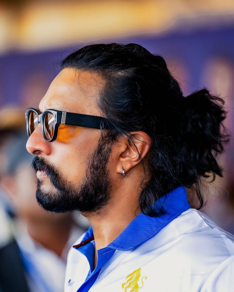 KicchaUniverse's tweet photo. The King in his element. 👑🔥

Style, swagger and that unmistakable Kiccha aura — @KicchaSudeep always commands the frame. 💙🏁

One Icon. One Legacy. Millions of Hearts. ❤️‍🔥

#KicchaSudeep #KicchaUniverse #KicchaBoss #AbhinayaChakravarthy https://t.co/mjIcommnek