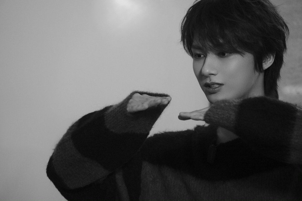 moontomeetyou's tweet photo. JUN weibo update 🖤

“see you a little earlier 😗✊🤔” https://t.co/SCFPNslWIm