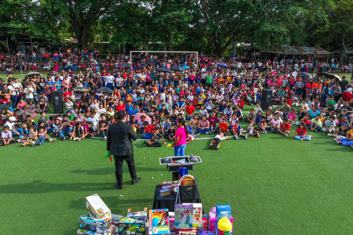TejidoSocialSv's tweet photo. 👧🏻🎊 | Hoy celebramos el #DíadelNiño  y damos inicio al mes de la niñez desde Chancuyo, Ahuachapán Centro. 
Alrededor de 2,000 niños disfrutaron de una tarde preparada especialmente para ellos, con juegos, regalos, rifas y muchas 
sorpresas.

#TejidoSocial | #AhuachapánCentro | #ElSalvador