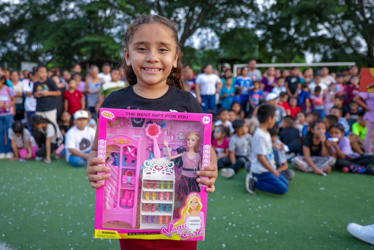 TejidoSocialSv's tweet photo. 👧🏻🎊 | Hoy celebramos el #DíadelNiño  y damos inicio al mes de la niñez desde Chancuyo, Ahuachapán Centro. 
Alrededor de 2,000 niños disfrutaron de una tarde preparada especialmente para ellos, con juegos, regalos, rifas y muchas 
sorpresas.

#TejidoSocial | #AhuachapánCentro | #ElSalvador