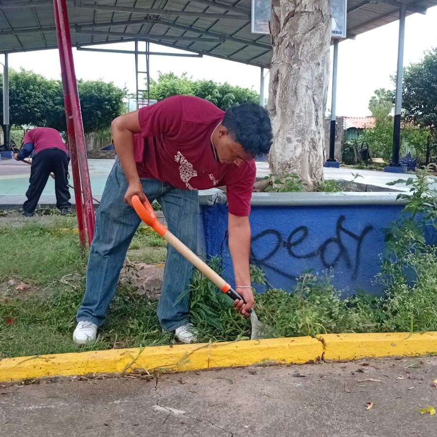 RocioBarcenaM's tweet photo. Seguimos impulsando la #AtenciónALasCausas con brigadas casa por casa en #Chilpancingo, #Guerrero. Vacunamos a la población, recuperamos espacios y con el apoyo de #JóvenesUnenAlBarrio, impartimos un curso de #IA en la primaria Sor Juana Inés de la Cruz. @Claudiashein @rosaicela_ https://t.co/nYLIBx12cK
