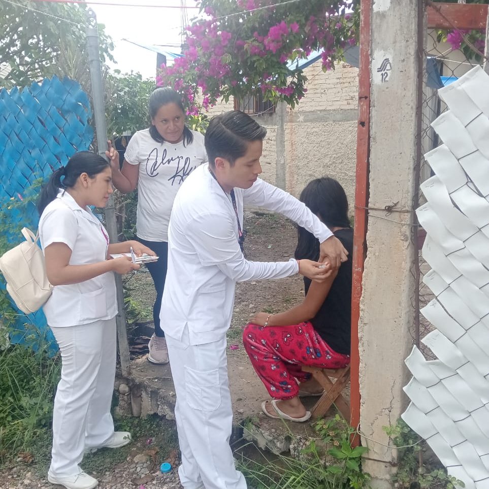 RocioBarcenaM's tweet photo. Seguimos impulsando la #AtenciónALasCausas con brigadas casa por casa en #Chilpancingo, #Guerrero. Vacunamos a la población, recuperamos espacios y con el apoyo de #JóvenesUnenAlBarrio, impartimos un curso de #IA en la primaria Sor Juana Inés de la Cruz. @Claudiashein @rosaicela_ https://t.co/nYLIBx12cK