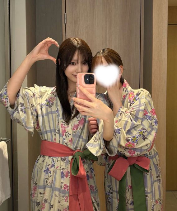 ylime2009's tweet photo. いつもうどんとかラーメン作っているこの美女、プライベートの姿が想像以上に美人で衝撃…浴衣の破壊力凄まじい https://t.co/wCiprjNo6t