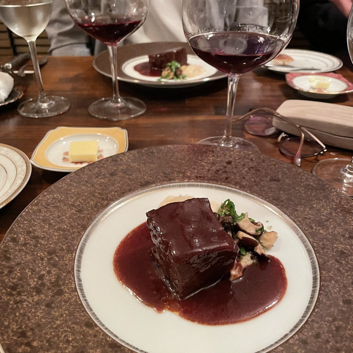 HomeKitchenOnl1's tweet photo. 昨夜は当社主催のワイン🍷会でした。珍しい子持ち鮎のタブレや牛頰肉の赤ワイン煮込など6品とシャンパーニュや4種のブルゴーニュワインのマリアージュ、ピュリニモンラシェやニュイサンジョルジュは最高でした。@HomeKitchenOnl1 #ワイン会 https://t.co/D6Gj5gHyv7