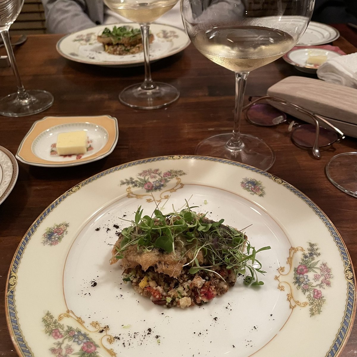 HomeKitchenOnl1's tweet photo. 昨夜は当社主催のワイン🍷会でした。珍しい子持ち鮎のタブレや牛頰肉の赤ワイン煮込など6品とシャンパーニュや4種のブルゴーニュワインのマリアージュ、ピュリニモンラシェやニュイサンジョルジュは最高でした。@HomeKitchenOnl1 #ワイン会 https://t.co/D6Gj5gHyv7