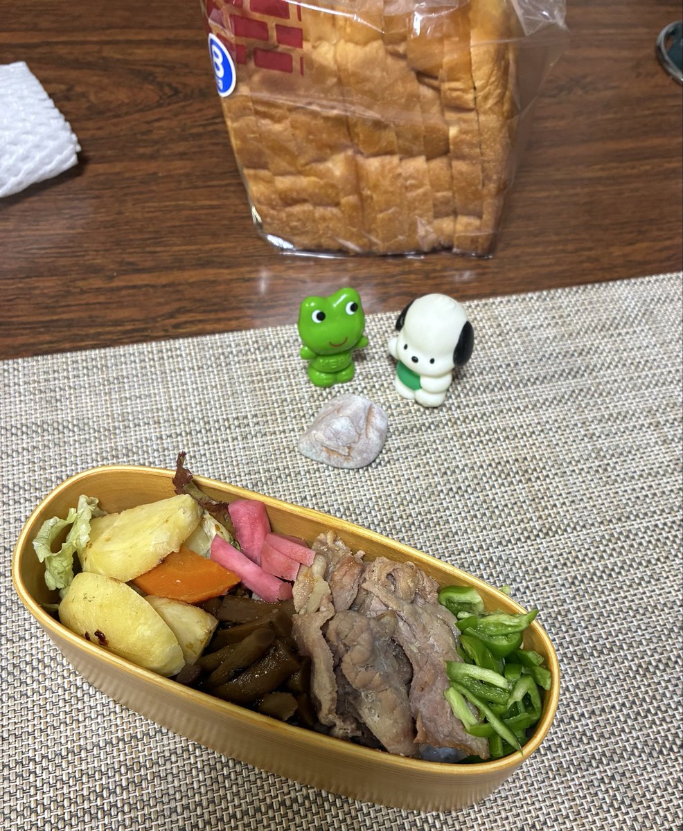 yotto99's tweet photo. こんにちは〜☁️
着るものがないっ！！( ；∀；)
毎年、秋に言うセリフ
#よっと弁当 https://t.co/VFCDd5VNZ6