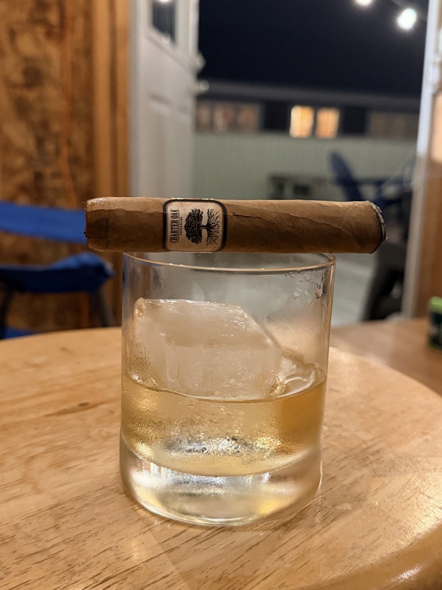GlennCB's tweet photo. Great pairing tonight. A foundation Charter Oak and the sublime Hibiki Sumter Whiskey. #cigars #cigarlife https://t.co/SeDPjXAc6U