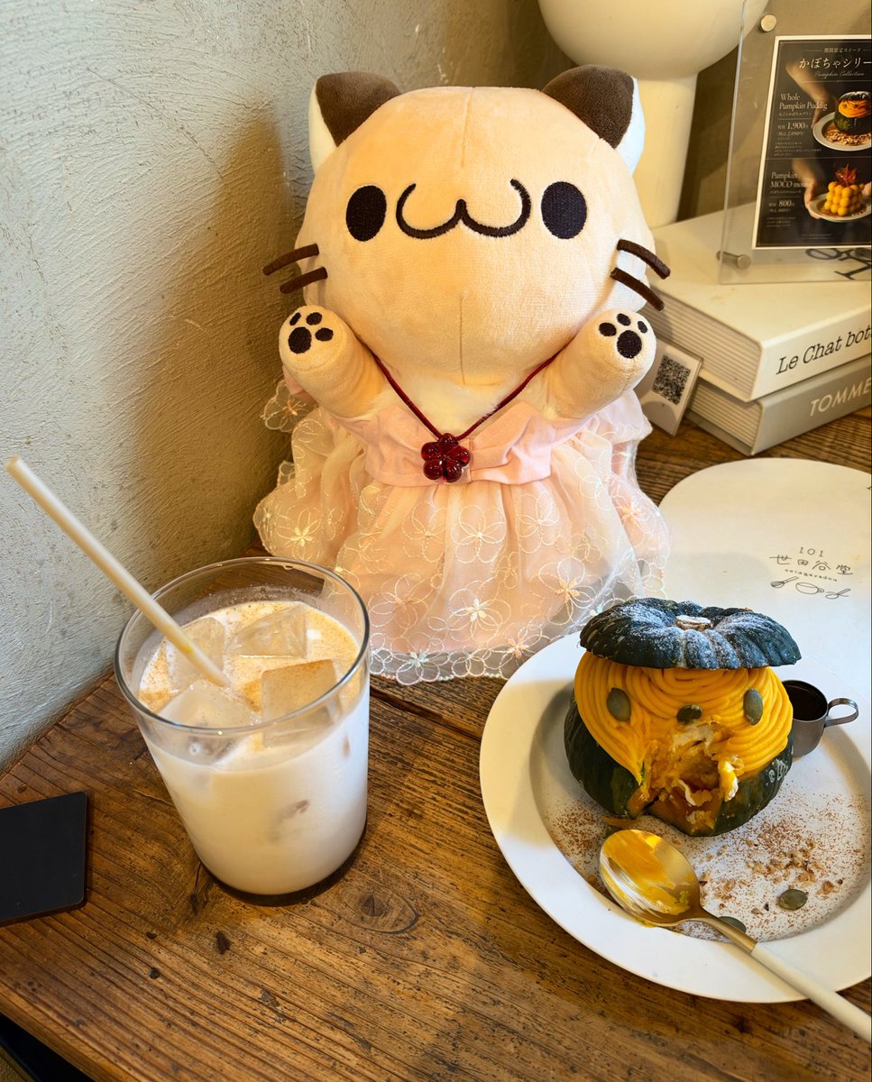 31Tomoka31's tweet photo. 上町にあるカフェ 101世田谷堂にかぼちゃプリンを食べに😋

坊ちゃんかぼちゃ🎃を丸ごと1玉使った秋限定の丸ごとかぼちゃプリン🍮
ドリンクはチャイ

美味い😋
ローレッタも食べられたら良いのにな💫
エキスは全部吸ってね💕💕

#ぬい撮り
#ぬい
#こんこんきちゅね
#101世田谷堂
#かぼちゃ
#プリン https://t.co/lw32re5eF4