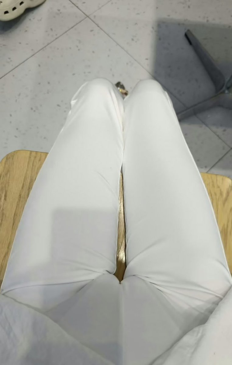 SharonHowamnth's tweet photo. 95年已婚高校老师，第一次来X，带着一点好奇来认识新朋友。 平时比较安静，偶尔也想换个地方看看

有跟我一样刚翻墙出来的吗？交个朋友 https://t.co/9RfDxwEJYg