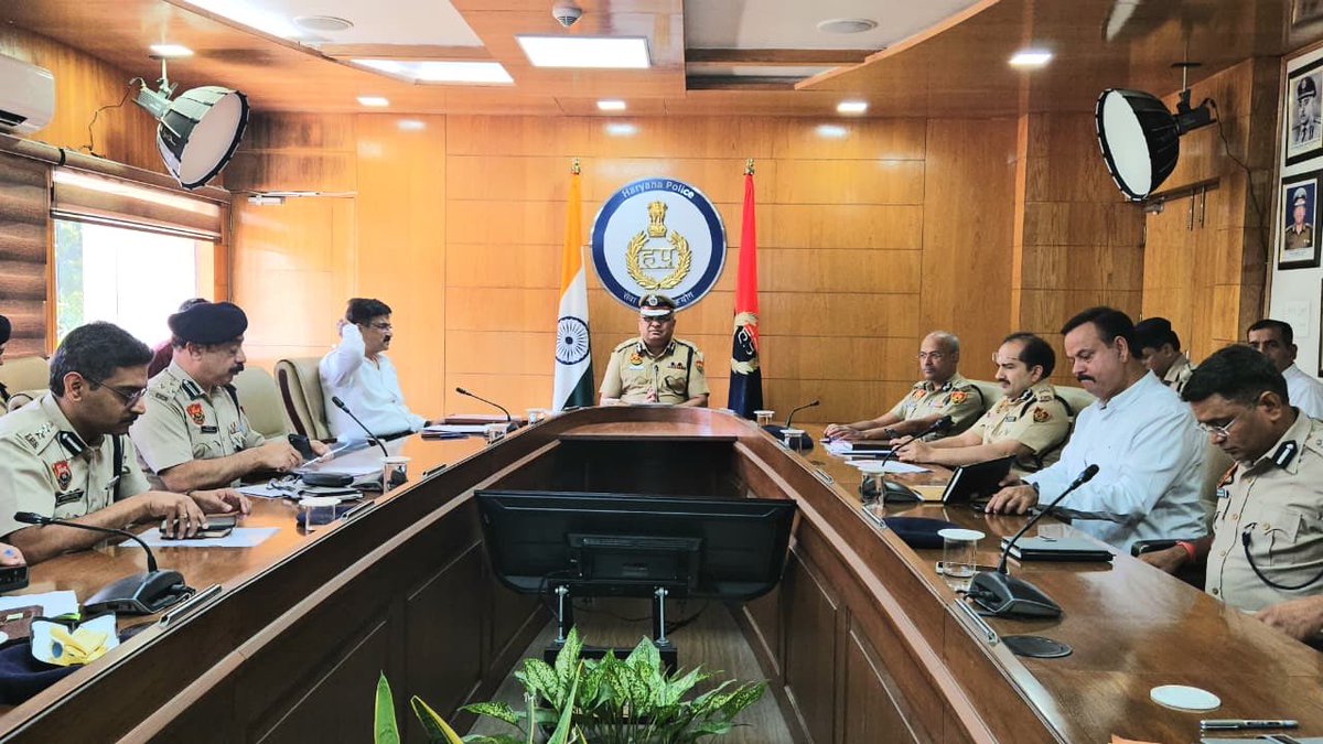police_haryana's tweet photo. नशा तस्करी के संगठित नेटवर्क, गैंगस्टर गतिविधियों और फिरौती की धमकियों पर होगी प्रभावी कार्रवाई।

हरियाणा के DGP श्री अजय सिंघल ने पुलिस मुख्यालय, पंचकूला में वरिष्ठ अधिकारियों के साथ समीक्षा बैठक कर नशा तस्करों की अवैध संपत्तियों को नियमानुसार अटैच करने, ANTF की कार्यप्रणाली की समीक्षा, CCTV नेटवर्क को मजबूत करने तथा महिला एवं बाल सुरक्षा सुनिश्चित करने के निर्देश दिए।

#HaryanaPolice #DrugFreeHaryana #CrimeControl

@cmohry @NayabSainiBJP @csharyana @DGPHaryana