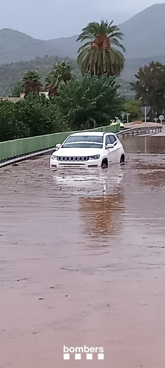 bomberscat's tweet photo. ⚠️ Molta precaució i eviteu els desplaçaments al Baix Ebre i Montsià. 

#bomberscat estem atenent diversos serveis per vehicles que han quedat bloquejats per l'aigua. No consten danys personals. 

📷 Vehicles atrapats a l'N-340. https://t.co/Y2mT7fl1s5
