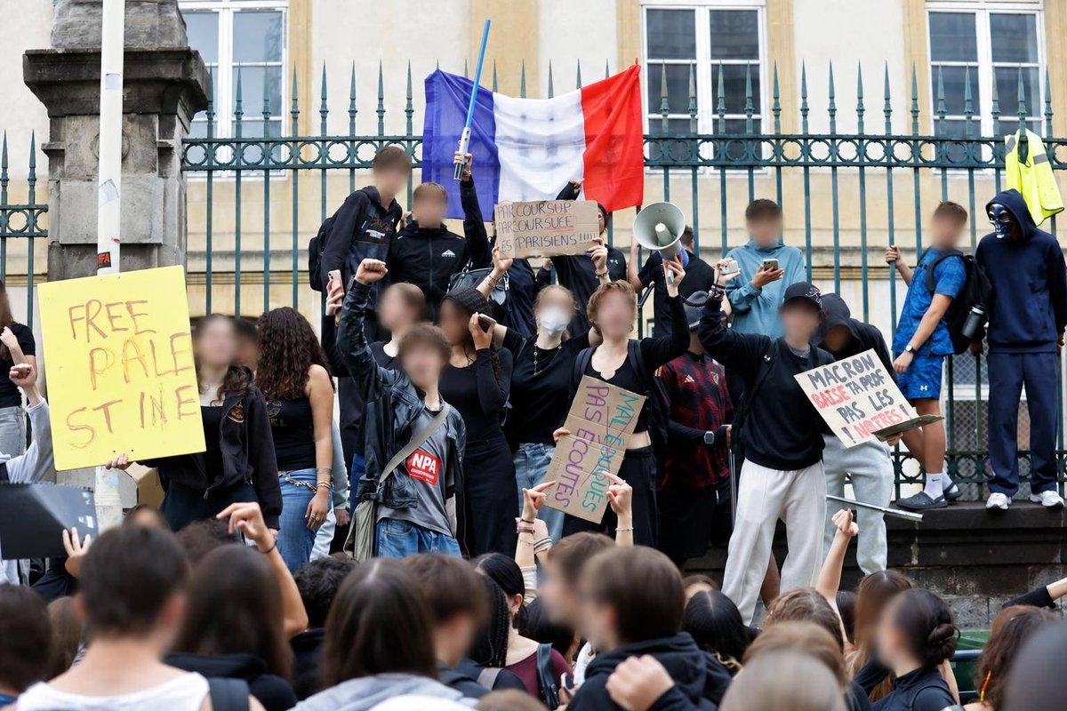 SalisIlaria's tweet photo. DILAGA LA PROTESTA STUDENTESCA IN FRANCIA

È partita dagli studenti delle scuole superiori – soprattutto nelle periferie –, che denunciano le condizioni fatiscenti dei loro istituti, classi troppo numerose, e le difficili condizioni di lavoro del personale scolastico. 
Si è già allargata alle università, e sta coinvolgendo anche il corpo docente.
Si può allargare ancora.

Blocchi e manifestazioni sono ovunque in tutta la Francia.

Martedì prossimo, 6 ottobre, sarà una giornata importante: 
tutte le organizzazioni sindacali dei lavoratori, insieme a quelle degli insegnanti e degli studenti, hanno lanciato un appello a sostenere il movimento studentesco.

Anche in Italia ci sarebbero tutte le ragioni per una mobilitazione di questa portata.
Scuole che cadono a pezzi, classi sovraffollate, personale sottopagato e condizioni di lavoro sempre più difficili. 
E, per di più, il nostro Paese investe nell’istruzione una quota della propria ricchezza nazionale sensibilmente inferiore rispetto alla Francia.

La scuola pubblica è un diritto fondamentale e il miglior investimento che possiamo fare per il nostro futuro.
Dunque, evviva il movimento studentesco!