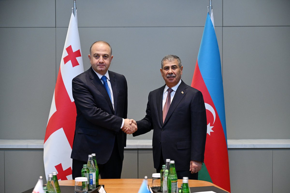 wwwmodgovaz's tweet photo. Minister of Defense of 🇦🇿 Colonel General Zakir Hasanov meets with 🇬🇪 Vice Prime Minister and Minister of Defense Irakli Chikovani in #Shusha within Azerbaijan-Georgia-Türkiye Defense Ministers' 13th #TrilateralMeeting https://t.co/R62SkZu4bW