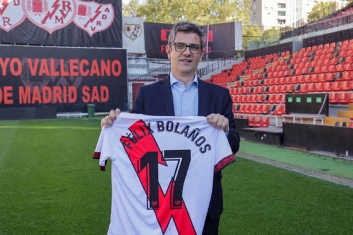 RHilo128's tweet photo. 👕 Se pone la camiseta del Rayo Vallecano para mancharla de vergüenza.

❌ Va de enrollado, pero su intención es hacer sangrar el sentimiento y la historia de todo un barrio.

🔊Cuando el Estadio de Vallecas, debe recibir una PITADA monumental. 

👎 Félix Bolaños, el TRAIDOR. https://t.co/8bQEqWTkd1