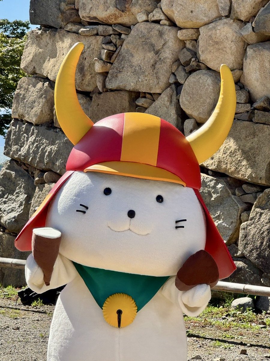 iinosuke_hikone's tweet photo. 「栗ごはん」と「さつまいもごはん」、皆様はどちらがお好きでござるか？🌰🍠

#ひこにゃん 殿は、夕ご飯をどちらにするかを決める「重大な会議」をお客様と開いておられたでご��る！
皆様のお好きな方を、ぜひこめんとで教えてほしいでござるよ。

#いいのすけ #残った方は明日のおやつ https://t.co/YKIWLJPfpk