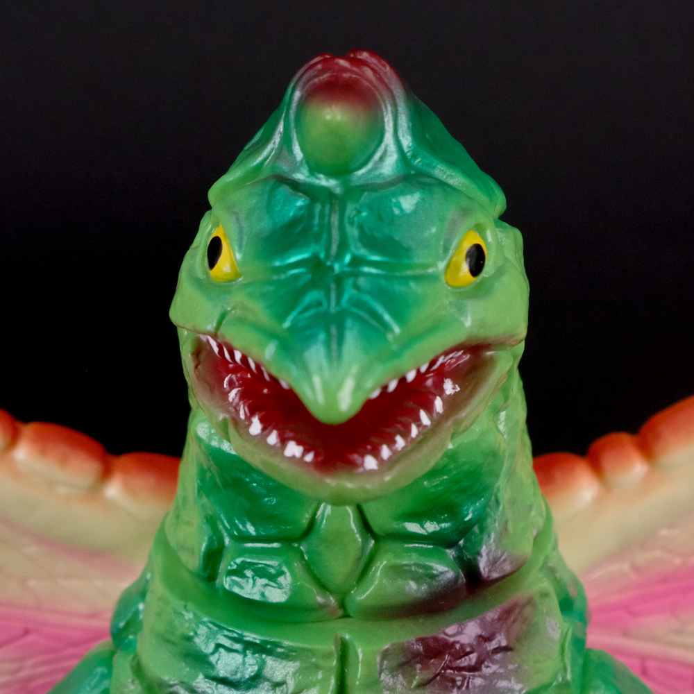 hakaba_gallery's tweet photo. 【ソフビ情報】ブルマァクよりドラコ（Gカラー）が登場！
高速飛行を可能とした羽根や相手を切りつける鎌状の手など、好戦的なデザインを余すことなく表現した造形は必見。
10月21日(水)より 墓場の画廊 ONLINE STOREにて受注受付開始
#ソフビ #ブルマァク
https://t.co/cQkpnE5aAM https://t.co/QlpzTiQPL1