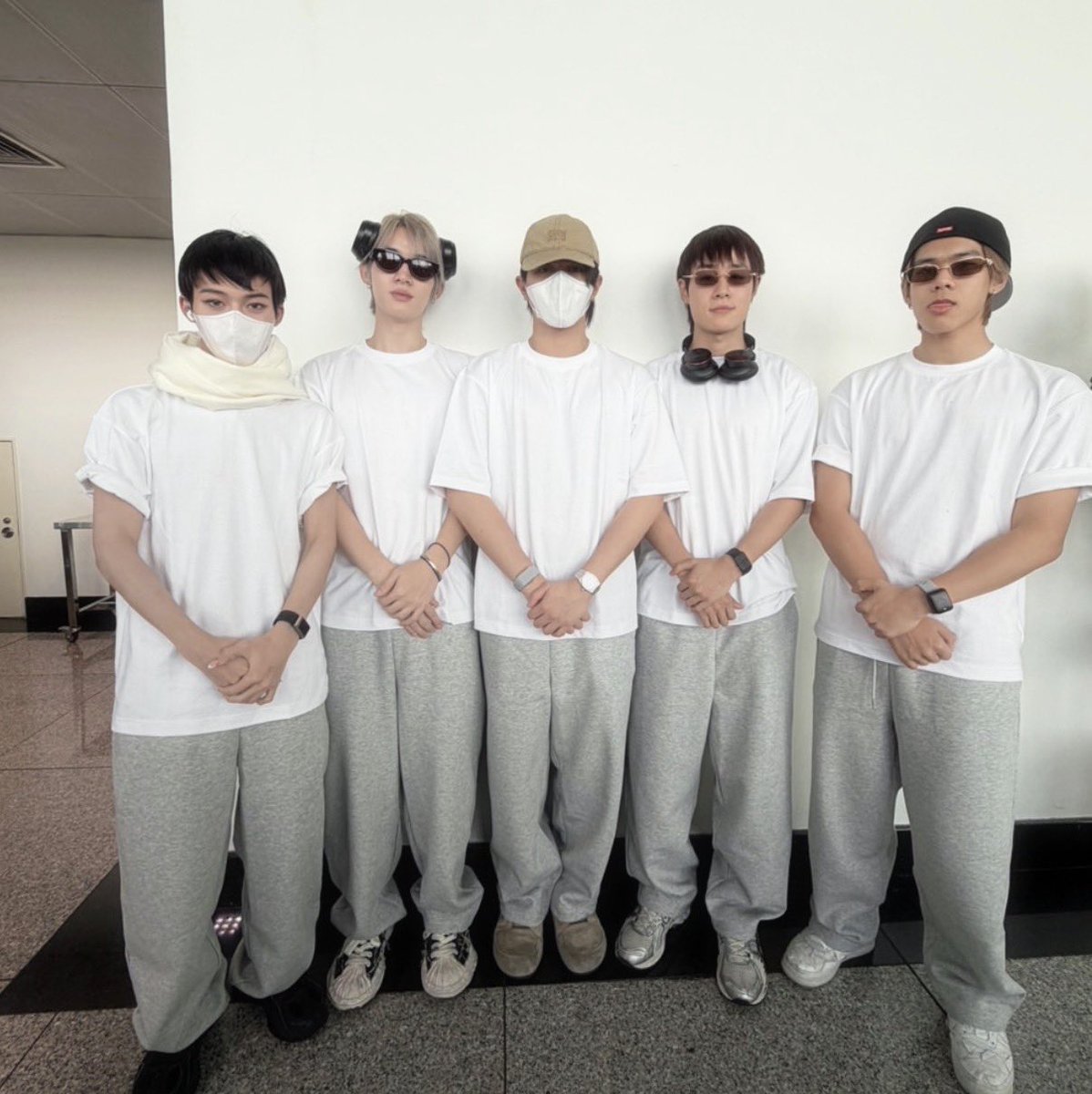 ploygoodluck's tweet photo. lykn โคตรพลังบวกอะนัทบอกว่ารู้สึกว่าน่ารักมากเลยที่ใส่ชุดขาวกันวันนั้น แบบไม่ได้คิดไปเองนะ ผมรู้สึกว่าพวกผมน่ารักมากเลย มีแต่พี่ทีมงานทีเค้าขำกัน เพราะแฟนคลับเอาไปตัดต่อ 5666655555

CELEBRATING NUTDAN
#GraduateNutdan
#nutdan #LYKN https://t.co/GLD52xSQOO