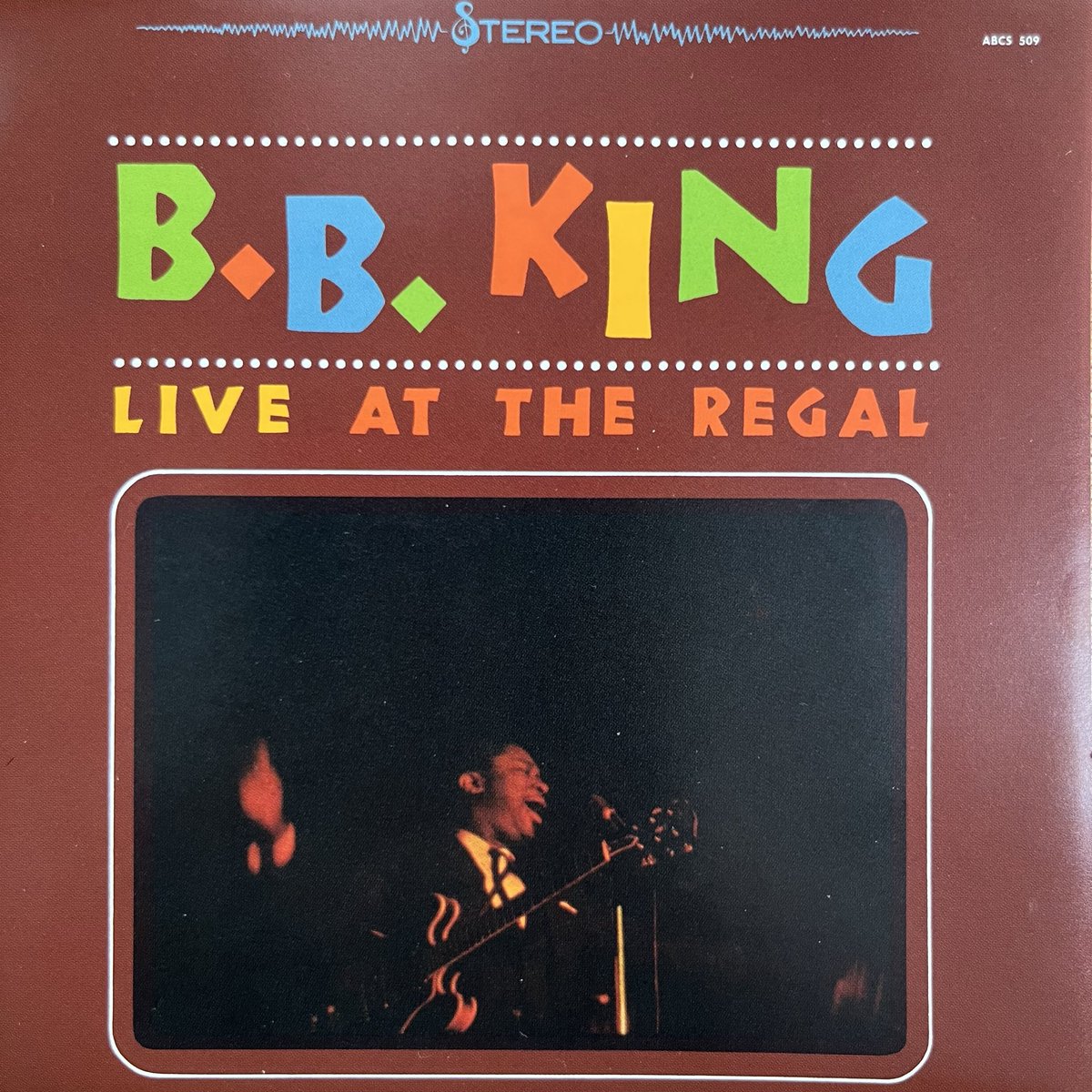 namelesslisten's tweet photo. 会場内に嬌声が響き渡るB.B.の名ライヴ盤。1964年、ブルースがまだ渋い音楽では無かった時代

B.B.KING live at the regal https://t.co/JEdcrS1sf6