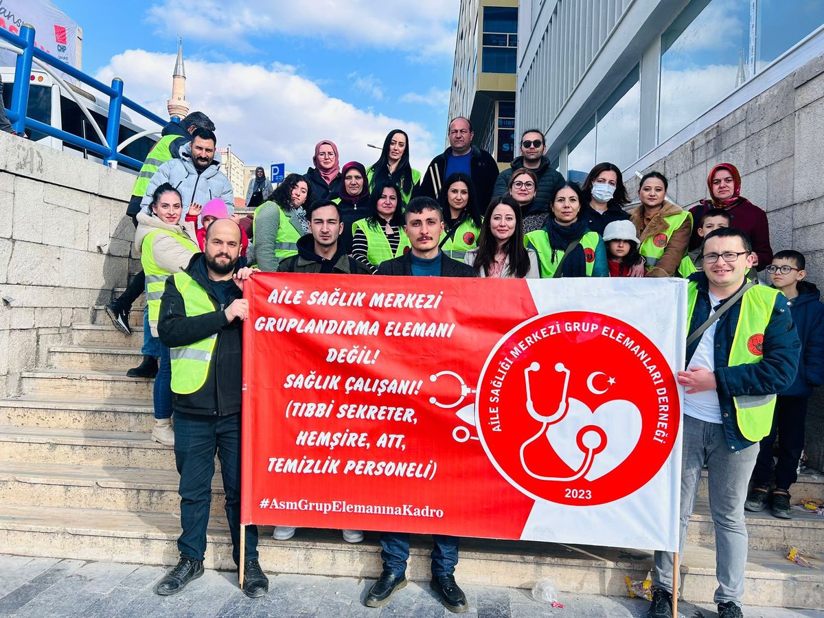 moscowfox11's tweet photo. Bizlerle aynı şartlarda hastanelerde taşeron çalışanlar vekil ebe ve hemşireler asç arkadaşlarımız kadro aldı bizler kapsam dışı bırakıldık iş barışı için özlük hakkı istiyoruz

#İşverenBakanlıktır https://t.co/eIybYyx71V