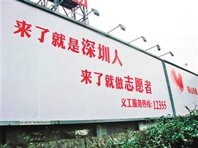 DujunX's tweet photo. 小时候父母为了我们兄弟俩读书，从农村搬到镇上，从镇上搬到县城。16 岁那年，我一个人去了北京，一待就是 13 年。在那里工作、创业、结婚，太太也是北京人。不知不觉，北京就成了生活的一部分。

挺有意思的是，我在北京 13 年，认识的重庆老乡不超过 5 个。印象比较深的，一个是猿辅导的联合创始人，一个����八推的创始人。可能我们重庆人还是喜欢南方的气候，都跑去深圳、上海搞互联网了。

29 岁，我从北京搬到新加坡。又是一个陌生的城市，认识新的朋友，适应新的环境和规则。今天，办公室 80% 的同事都是新加坡本地人，60% 的客户来自新加坡本土市场。回头看，好像一直在搬家，也一直在重新扎根。故乡当然永远是故乡，但一个人的根，也会随着生活慢慢长到不同的地方。

重庆是我长大的地方，北京是我成家立业的地方，新加坡是我现在生活、工作，也是孩子们成长的地方。它们并不冲突，也不需要非此即彼。

我希望家乡越来越好，也希望祖国越来越强大，亲戚朋友的生活越来越富足美好。走得越远，反而越容易想起小时候的人和事。很多东��，离开以后才知道，家乡的烙印早就留在自己身上了。

但既然我们选择在一个地方生活，就应该认真对待脚下的土地。能不能站住脚，能不能挺直腰板，核心还是看能不能理解这块新土壤的规则、融入这里的社会、建立自己的信用和关系，并尽力创造一点价值。

落叶归根很好，落地生根也很好。人不一定一辈子只能有一片土壤，自己要记得从哪里来，也需要选择适合自己的沃土扎根生长。

蛮喜欢深圳这句标语“来了就是深圳人，来了就是志愿者”，融入环境的身份才叫身份。