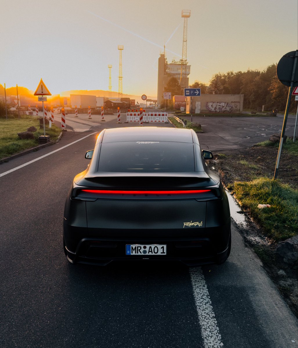 EFIEBER_ANDRE's tweet photo. Die meisten werden das wahrscheinlich nie verstehen, aber Tesla hat einfach zu viele geile Dinge gleichzeitig.

✅ Supercharger-Netz – ich musste in all den Jahren noch nie ernsthaft eine Ladeplanung machen. Einsteigen, Ziel eingeben, fertig.

✅ Leistung – selbst die "Standard“ Varianten haben mehr als genug Dampf. Und auf der Autobahn ist nicht bei 160 km/h künstlich Feierabend.

✅ Software – App, Navigation, Ladeplanung, OTA-Updates … das ganze Auto fühlt sich einfach wie ein modernes Tech-Produkt an.

✅ Tuning & Community … rund um Tesla ist einfach richtig was los.

✅ Und vor allem: Da sitzen Macher.

Du bekommst ständig mit, woran Tesla arbeitet, was als Nächstes kommen könnte und welche verrückten Projekte noch in der Pipeline stehen.

FSD. Robotaxi. Optimus. Megapack. Semi. Neue Produktionsverfahren. Energie.

Bei vielen Herstellern kaufst du ein Auto.
Bei Tesla kaufst du dich in ein komplettes Ökosystem ein.

Und genau DAS ist für mich der Punkt, den viele bei Tesla bis heute nicht verstehen.