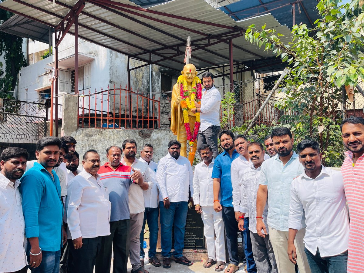 MutaJaisimha's tweet photo. “His path of truth and non-violence continues to inspire the pursuit of a just society.”
Remembered Mahatma Gandhi Garu with floral tributes at his statue in MCH Colony, Domalguda, on his 157th birth anniversary.
@BRSparty @KTRBRS
#GandhiJayanti #MahatmaGandhi #Domalguda #Gandhi #TruthAndNonviolence